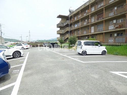 【サンフラワーハイツの駐車場】