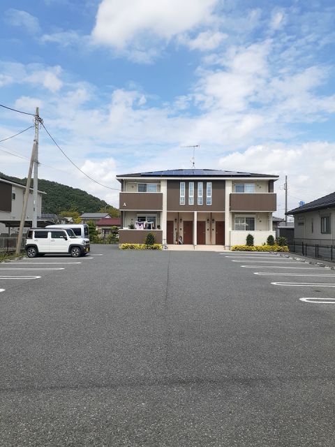 【大里郡寄居町大字桜沢のアパートの駐車場】