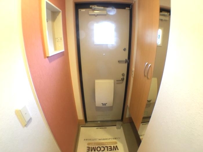 玄関　収納たっぷりの下駄箱付