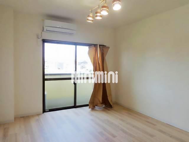 居室・リビング　エアコン完備の洋室です。