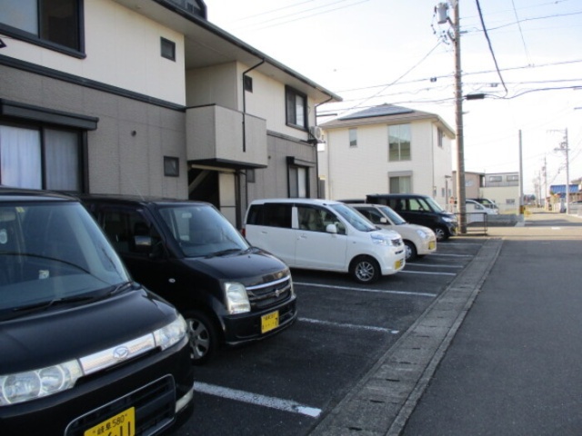 【ハイカムール伏見の駐車場】