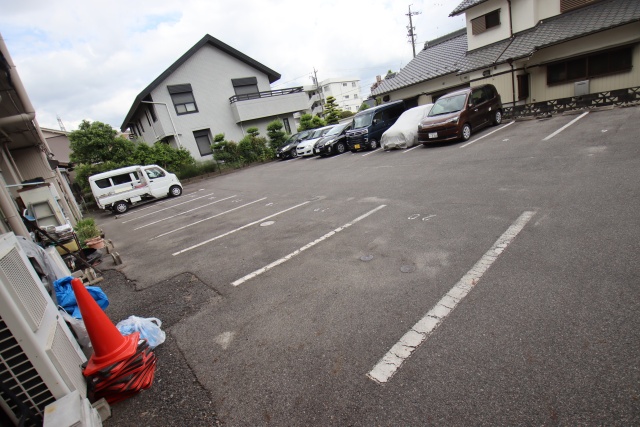 【臼井ビルの駐車場】