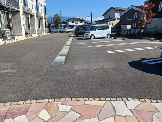 【レ・セーナ　東森田101号室の駐車場】