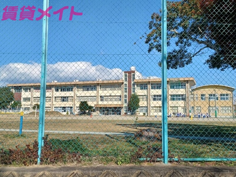 【松阪市嬉野中川町のアパートの小学校】