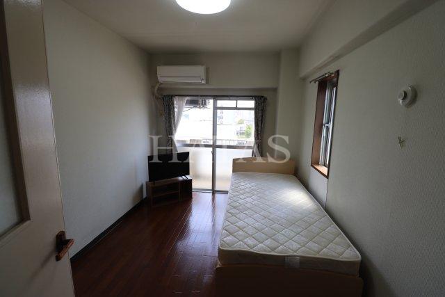 居室・リビング　同物件別部屋です。（角部屋ではございません）