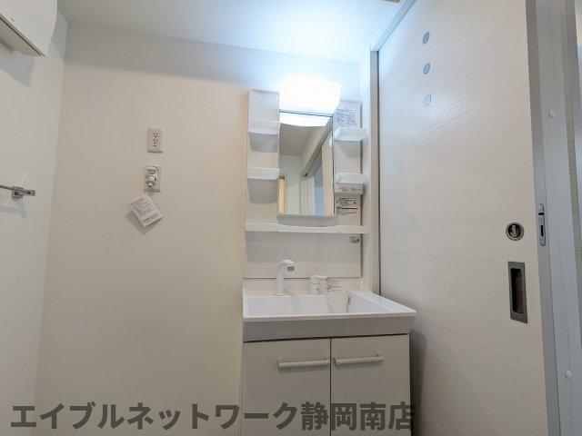 洗面設備　明るい洗面所です