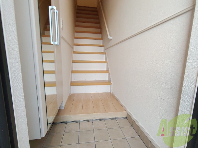 玄関　玄関の様子です。明るい印象ですね。気分もあがりそう。