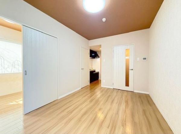 居室・リビング　温かみのある内装のお部屋です♪