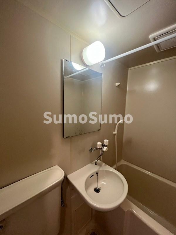 洗面設備　明るい洗面所です