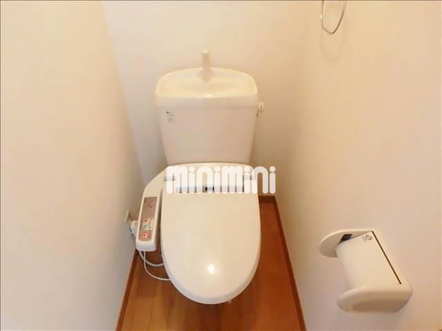 トイレ　温水洗浄機能付きです。