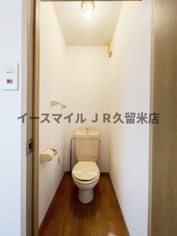 トイレ　落ち着いた色調のトイレです
