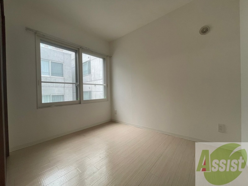 その他部屋・スペース　寝室を別角度から撮りました。どう家具を配置しますか？