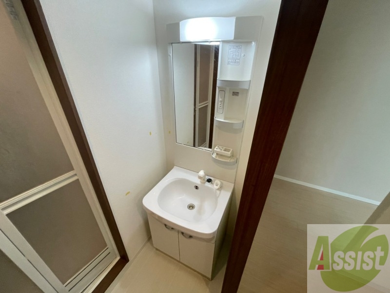 洗面設備　独立洗面台です。大きくてよいですね。シャンプーもできます。