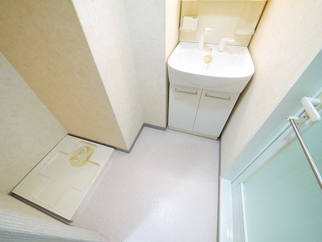 洗面設備　明るい洗面所です