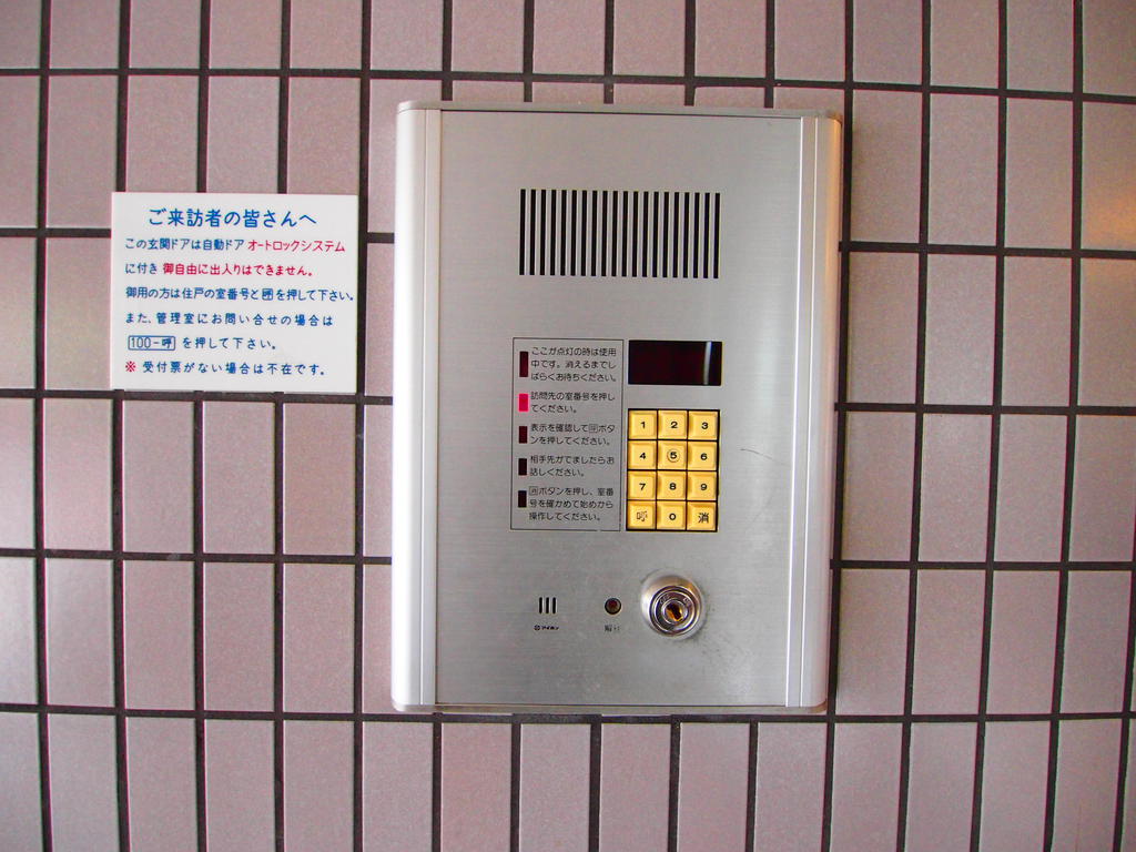 エントランス　女性も安心のオートロック機能付き♪