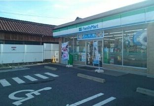 コンビニ　ファミリーマート様（コンビニ）まで400m