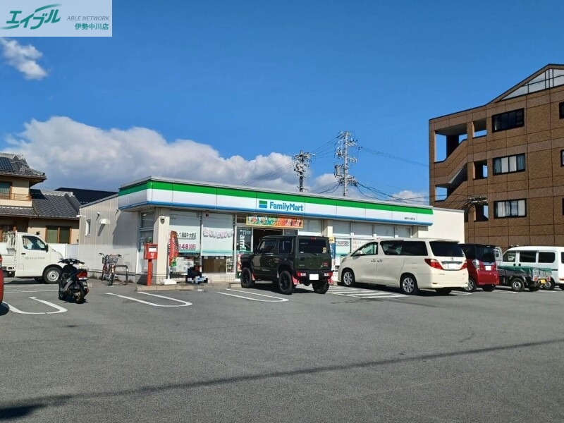 コンビニ　ファミリーマート嬉野中川新町店（コンビニ）まで555m