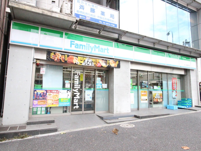コンビニ　ファミリーマート代々木駅前店（コンビニ）まで450m