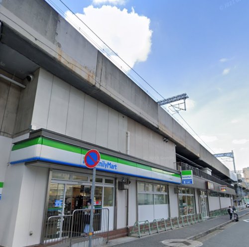 コンビニ　ファミリーマート 六甲道駅前店（コンビニ）まで278m