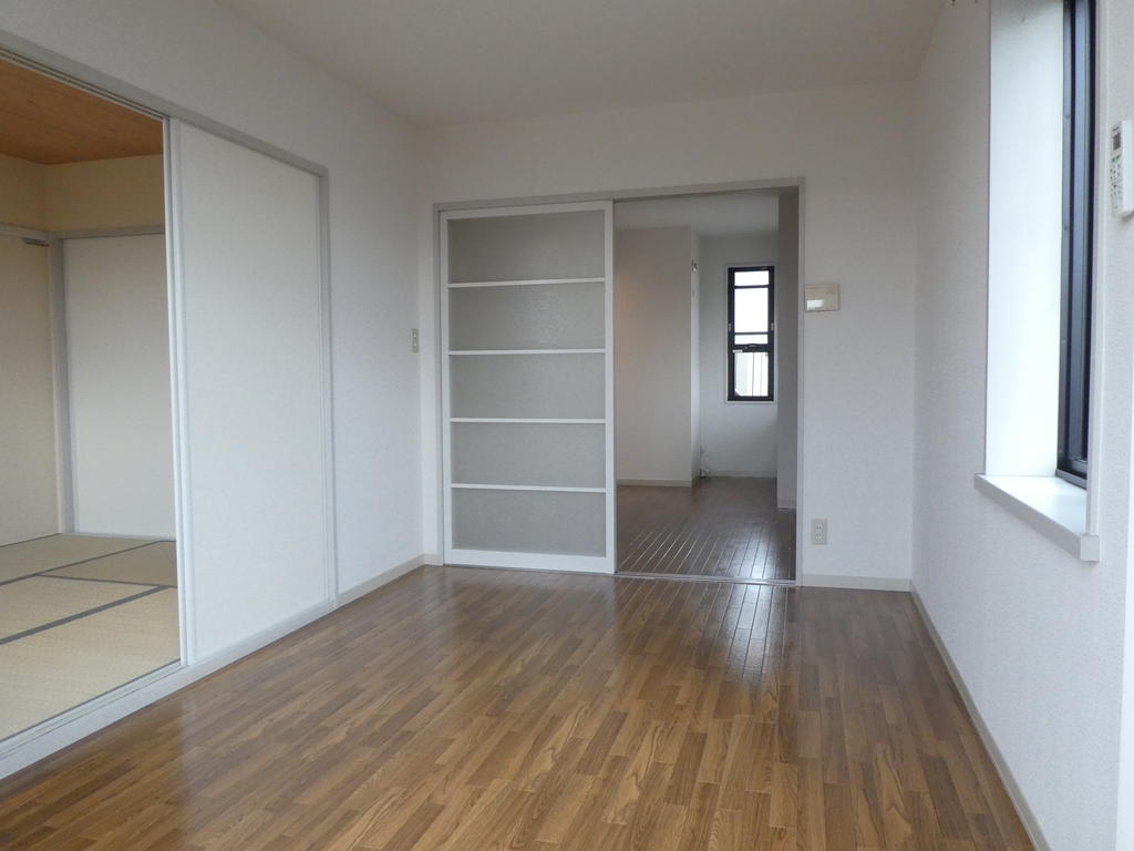 居室・リビング　同物件・別部屋の写真です。