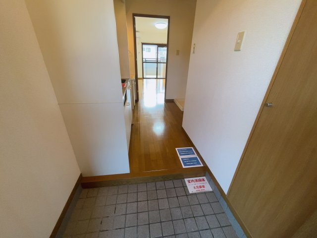 玄関　別部屋同一間取りのお写真となります。