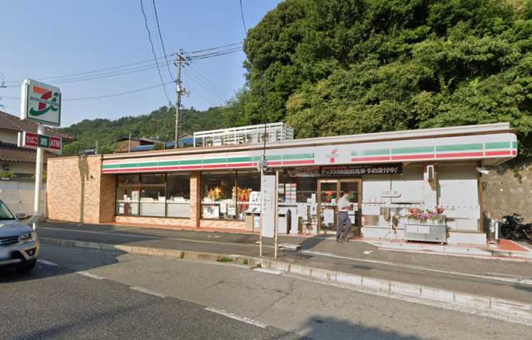 コンビニ　セブンイレブン（コンビニ）まで691m
