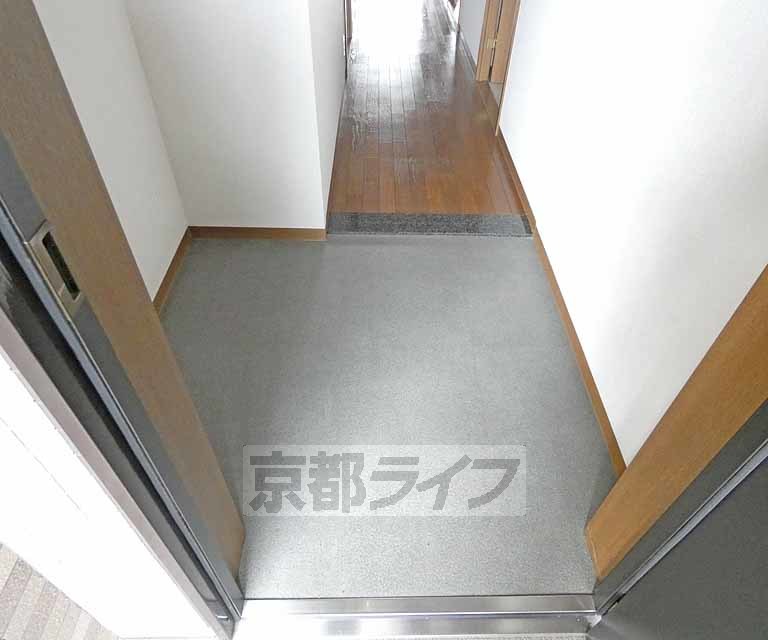 玄関　下駄箱置ける広い玄関。