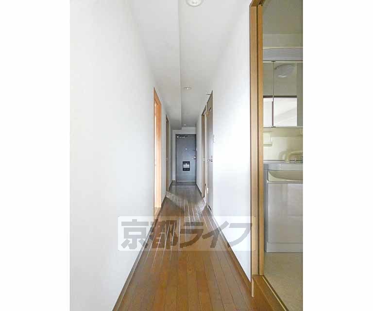 その他部屋・スペース　贅沢感溢れる長い廊下。