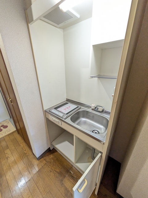 キッチン　下部に収納もあるキッチンです。