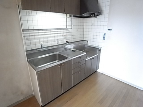 キッチン　改装前です。きれいなお部屋になります。