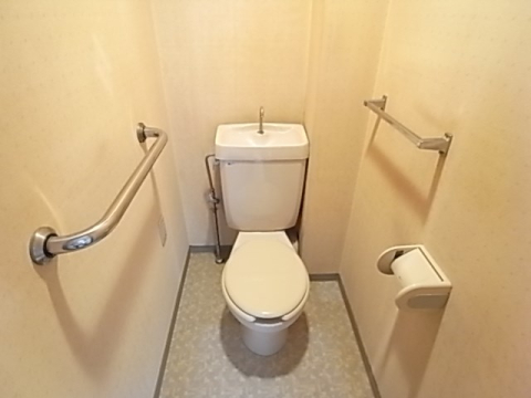 トイレ　改装前です。きれいなお部屋になります。