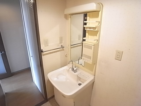 洗面設備　改装前です。きれいなお部屋になります。