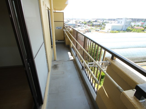 バルコニー　改装前です。きれいなお部屋になります。
