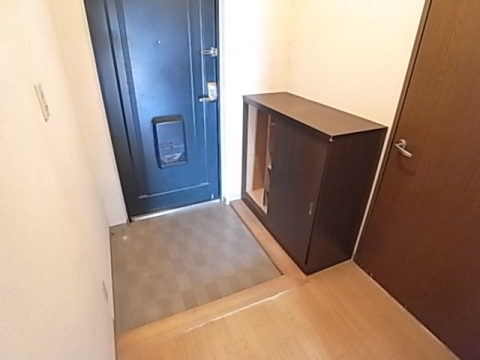 玄関　改装前です。きれいなお部屋になります。