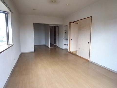 居室・リビング　改装前です。きれいなお部屋になります。