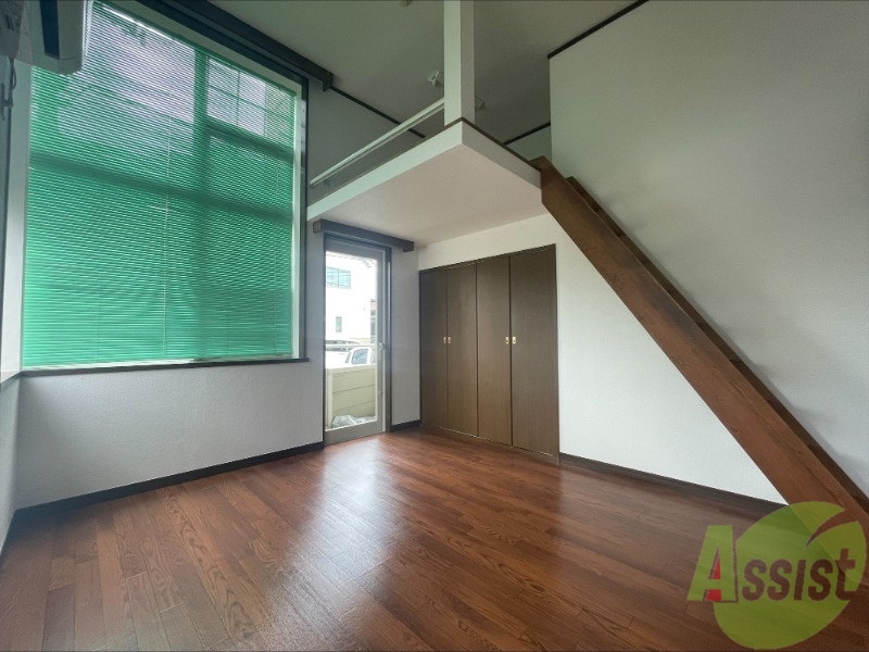 居室・リビング　リビングは洋室８帖で天井が高く開放感があります。