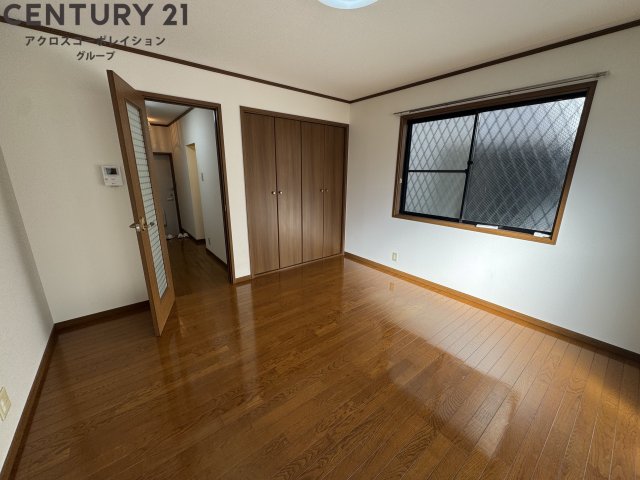 居室・リビング　床色が落ち着いた色合いです