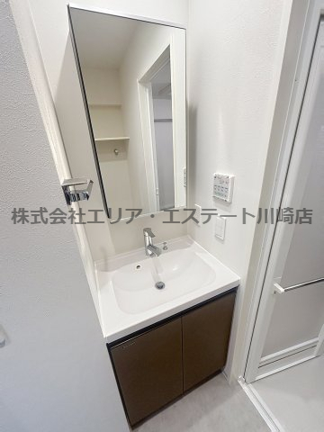 洗面設備　独立洗面化粧台が付いています