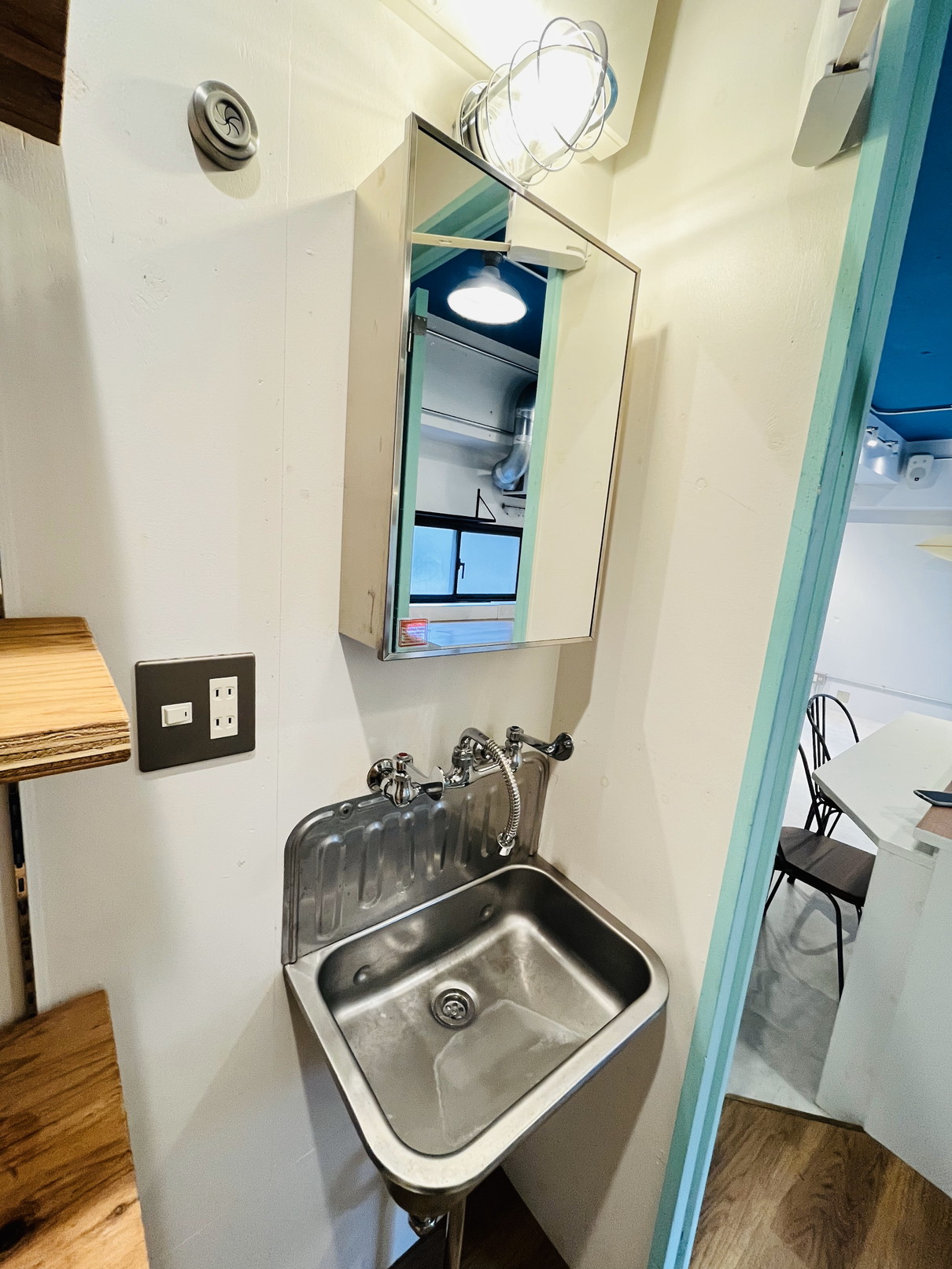 洗面設備　照明1つおしゃれです