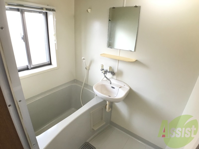 バス・シャワールーム　バスルームは狭すぎず、シャワーも浴びやすそうです。