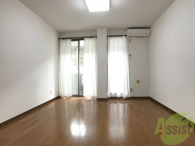 居室・リビング　９．５帖の洋室です。広々として、きれいですね。