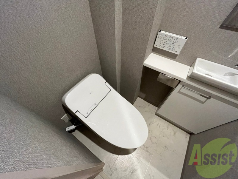 トイレ　トイレです。ユニットバスになってますのでコンパクト。