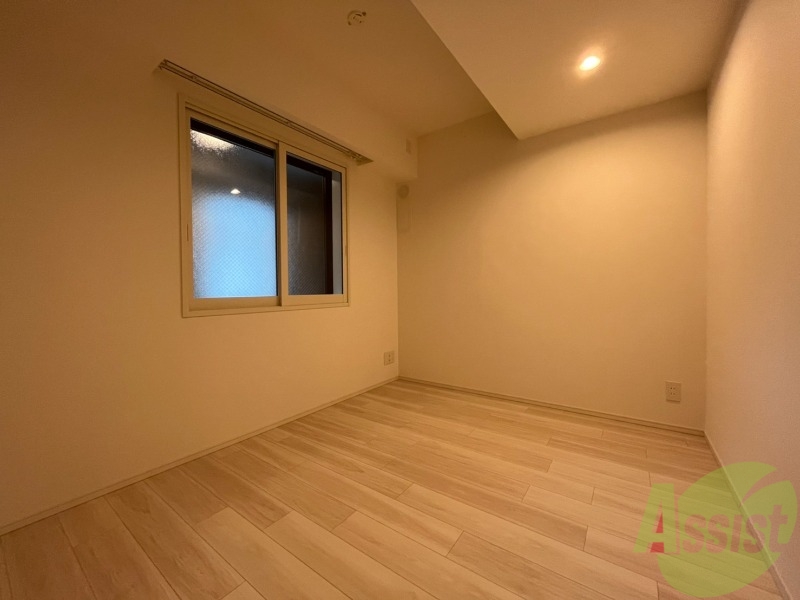 その他部屋・スペース　寝室はこちらです。光が差し込む、温かみのあるお部屋です。