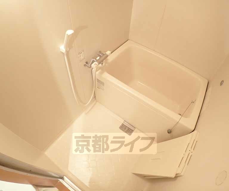 バス・シャワールーム　清潔感のあるバスルームです。