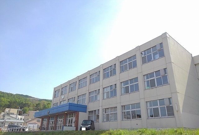 中学校　朝里中学校（中学校）まで380m