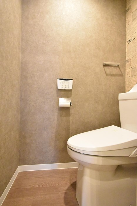 トイレ　おしゃれなクロス、温水洗浄暖房便座