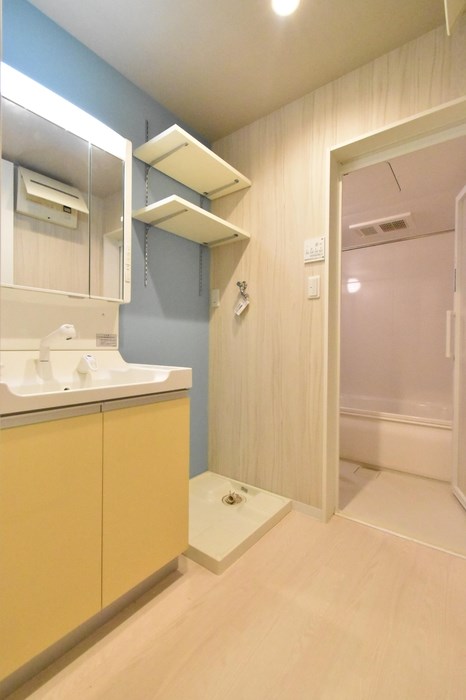 洗面設備　明るい洗面台