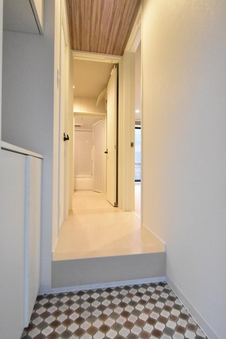 玄関　白を基調としおしゃれな玄関はシューズボックス付きです◎