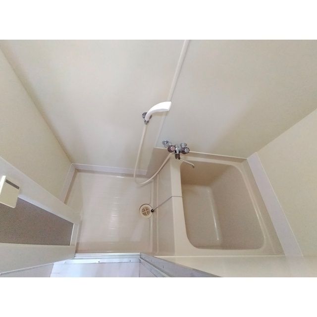 バス・シャワールーム　コンパクトで使いやすいお風呂です