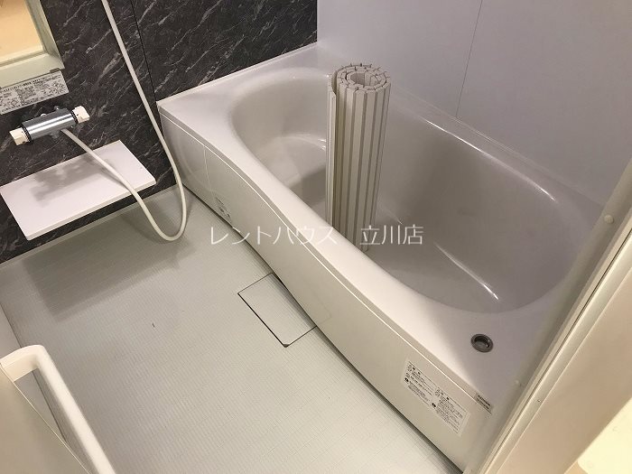 バス・シャワールーム　同物件別部屋参考写真です